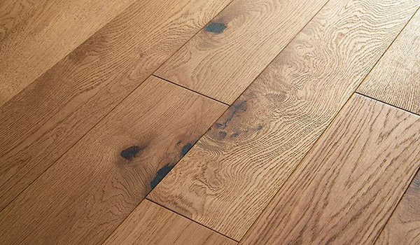 Detail drevenej podlahy zobrazujúci prirodzenú krásu dreva.
