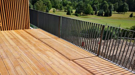 Drevené terasy poskytujú všetko potrebné pohodlie