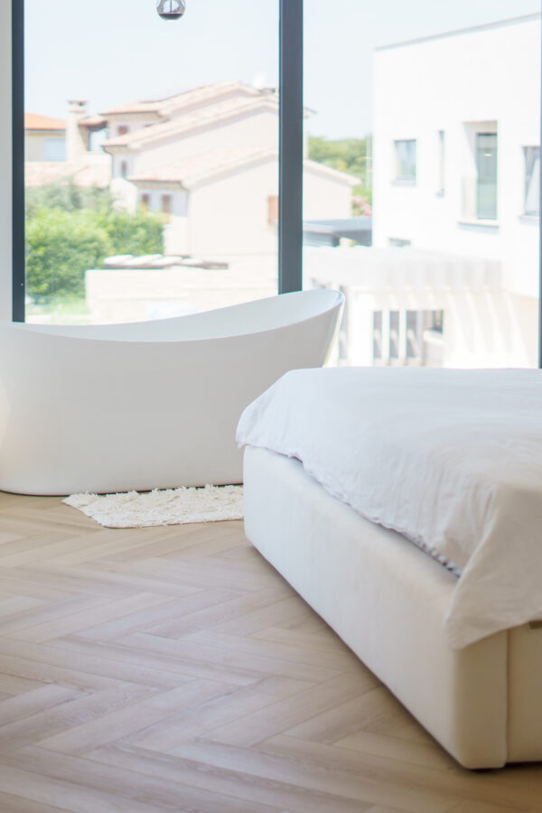 Villa Olea Vista – kompozitná podlaha v vzore rybej kosti v rekreačnom objekte