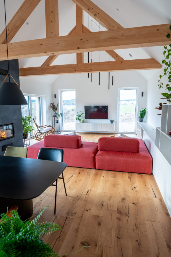 Vzor elegantnej parketovej podlahy z dubového dreva.