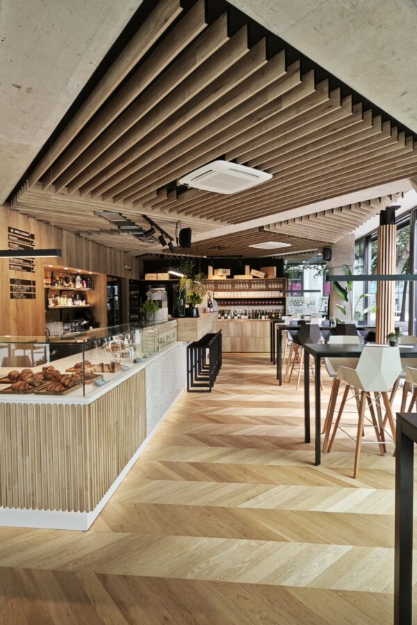 Lana's corner - teplo dreva v modernej mestskej kaviarni