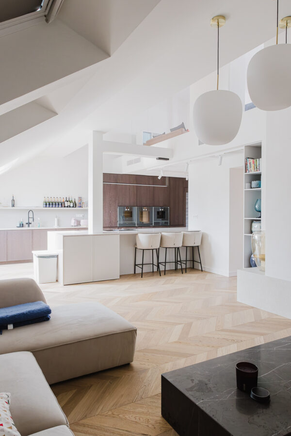 Elegantné podkrovie – nadčasový matný chevron