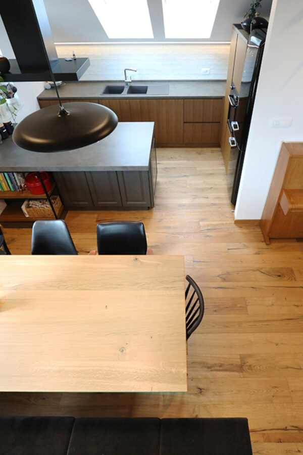 Podstrešný byt – teplo dreva s výhľadom na jazero