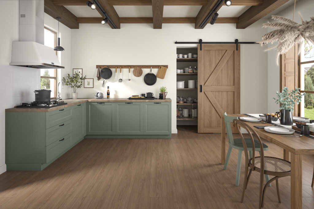 Kuchyňa s elegantnou laminátovou podlahou v dekore dreva, ktorá priestoru dodáva teplý vzhľad